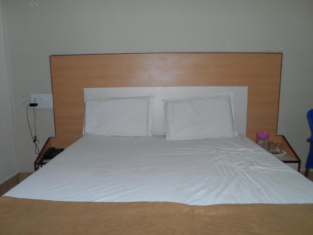Hotel Pasuparthy Residency Тирупати Номер фото